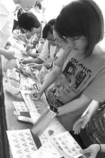 楚天金报讯 5月13日是母亲节。昨日，beat365体育官方网站红色元素协会的成员们在校园里摆开展台，免费帮同学给妈妈献上特殊的母亲节礼物祝福明信片。